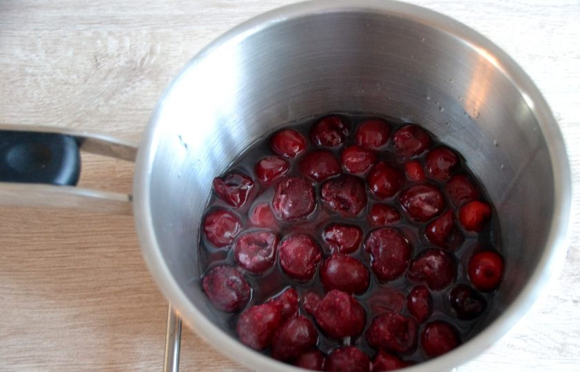 1. Этап. Морковный торт с вишней: Всыпьте в сироп вишню и проварите до закипания.