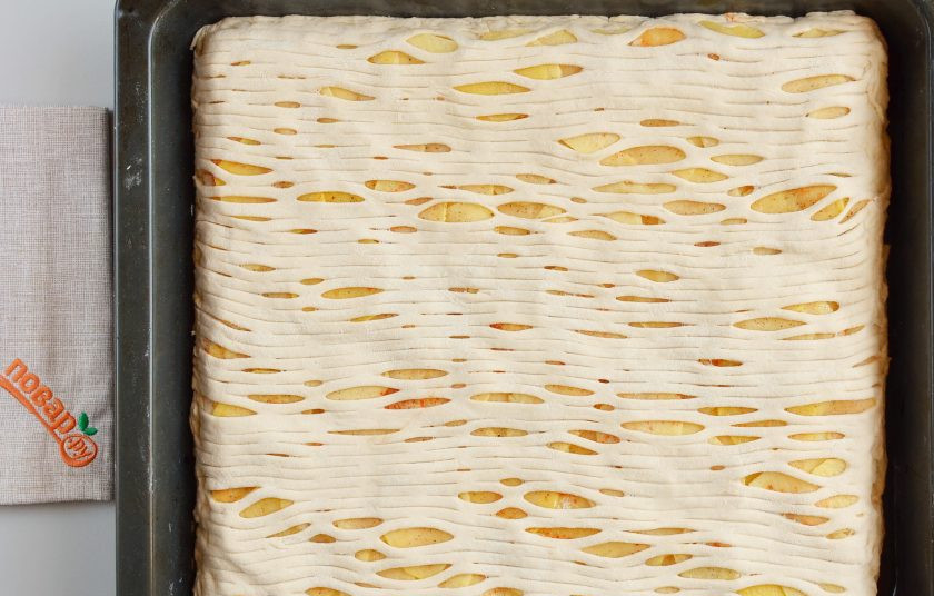 1. Этап. Пирог с картошкой: Раскатайте меньшую часть теста. Валиком для фигурной нарезки теста прокатите пару раз. Перенесите тесто на пирог, обрежьте лишнее. Защипните край. Дайте пирогу отдохнуть 15 минут под полотенцем.