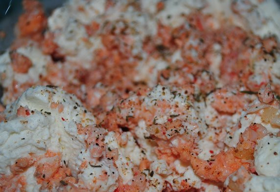 1. Этап. Равиоли в сливочном соусе: Добавьте соль, перец, тимьян.