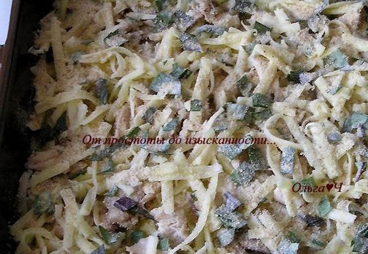 1. Этап. Пармантье с курицей и базиликом: Затем посыпьте панировочными сухарями и нарезанными листочками базилика.