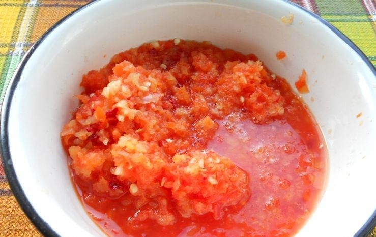 1. Этап. Баклажаны острые по-грузински: Пропустите чеснок с перцем через мясорубку. Влейте к ним уксус. Перемешайте.