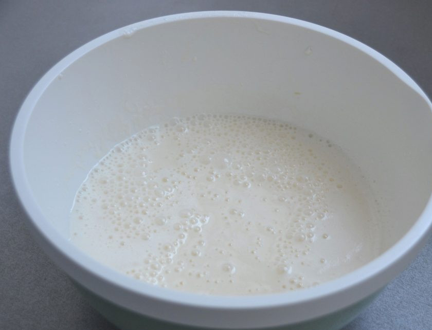 1. Этап. Лимонное парфе: Добавьте взбитые сливки к яично-лимонной массе, еще раз взбейте. Поставьте в низкотемпературное отделение холодильника на 40 минут.