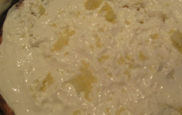 1. Этап. Торт на день рождения девочке 4 года: Пропитываем каждый корж сиропом (кипятим стакан воды и 200 грамм сахара). Смазываем коржи кремом и формируем торт.