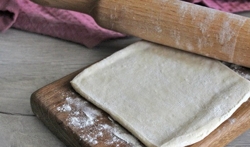 1. Этап. Венгерская ватрушка с грушей: На припыленной мукой разделочной доске раскатать кусок теста в квадрат 10*10 сантиметров.