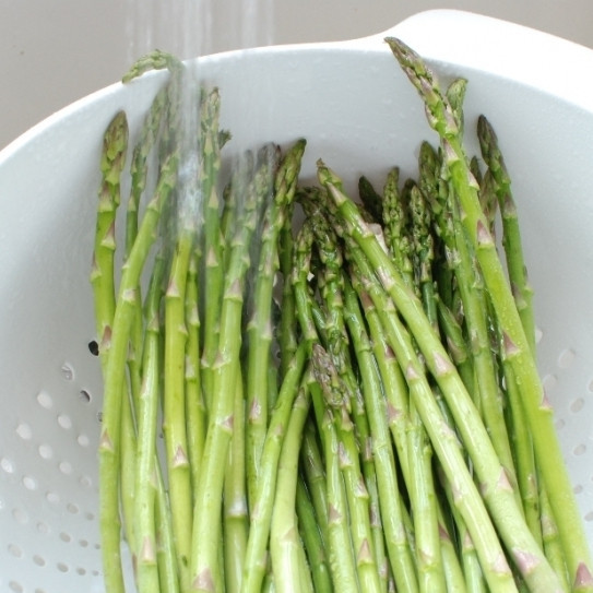1. Этап. Жареная спаржа в бальзамическом соусе: Молодую спаржу, прежде всего, необходимо хорошенько промыть.