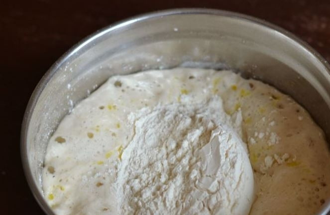 1. Этап. Пышное тесто для пирожков: Оставьте опару в теплом месте. Как только на ней появятся пузыри, введите половину муки, затем снова оставьте на пятнадцать минут. Влейте в опару растительное масло и добавьте остаток муки.
