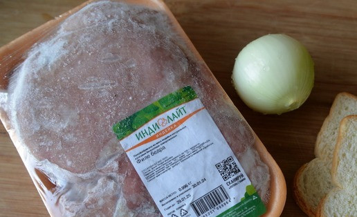 1. Этап. Фрикадельки из индейки в брусничном соусе: Для приготовления фрикаделек готовим фарш. Перекручиваем на мясорубке филе индейки, хлеб и лук. У меня - филе бедра индейки Индилайт.