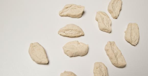 1. Этап. Бездрожжевые жареные пирожки с картошкой: Тесто поделить на равные кусочки.