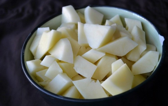 1. Этап. Картофельный суп с молоком: 1. Помойте и очистите от кожуры картофель. Порежьте его кубиками. Размер кубиков может быть любым, смотри сами, как вам удобнее.