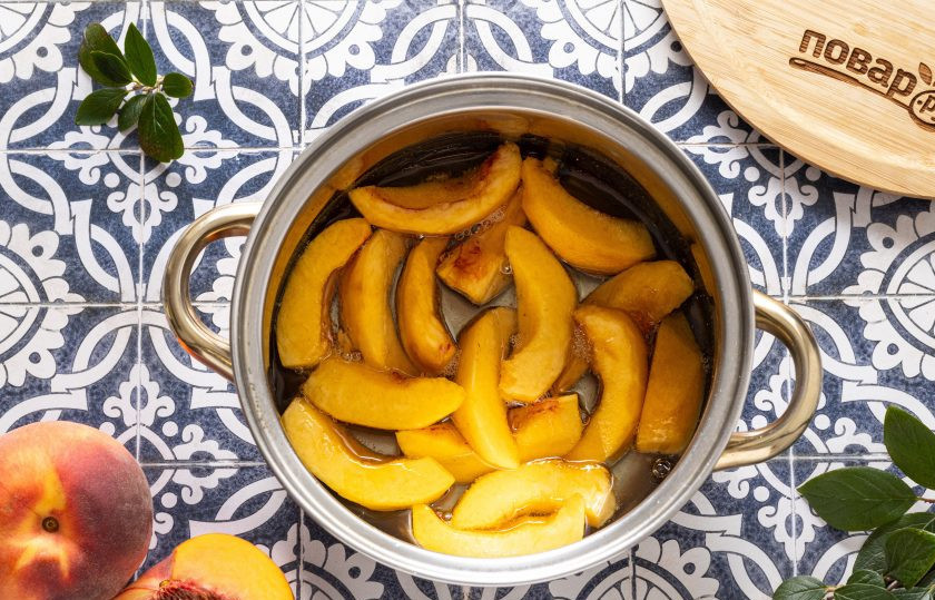 1. Этап. Цукаты из персиков: Добавьте персики и варите 3-5 минут.