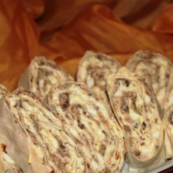 Рулет из лаваша с сайрой