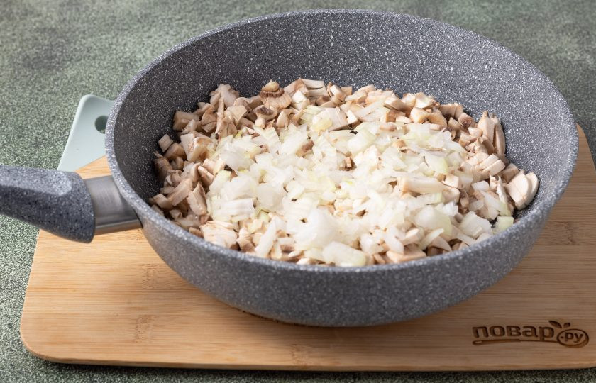 1. Этап. Овощной салат Дыхание Дракона: Шампиньоны помойте и обсушите. Нарежьте на мелкие кубики грибы и репчатый лук. Обжарьте с растительным маслом до золотистого цвета, в конце посолите и поперчите по вкусу.
