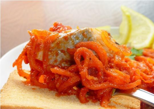 1. Этап. Бешбармак из сельди: На блюдо выкладываем филе сельди, сверху морковь с луком. Ставим блюдо в холодильник на 1-2 часа. На гарнир сварите макароны или лапшу. Приятного аппетита!