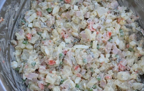 1. Этап. Вкусный салат Оливье: Заправьте майонезом, посолите и поперчите, и все хорошо перемешайте.