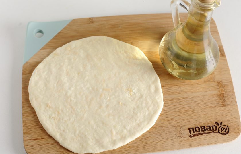 1. Этап. Хачапури на сметане: Затем переверните швом вниз и раскатайте.