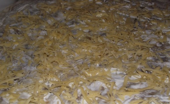 1. Этап. Лаваш с грибами и сыром: Сыр натираем на средней или крупной терке. накрываем грибы третьим листом лаваша, смазываем майонезом и посыпаем сыром.