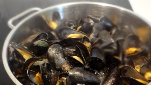 1. Этап. Cоус для мидий в створках: 6. Как только все мидии открылись, снимите их с огня.