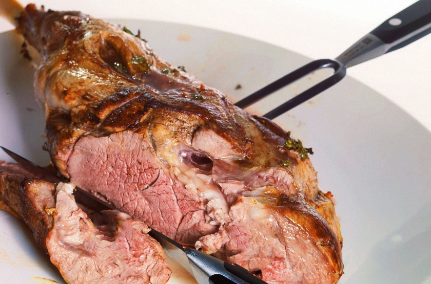 1. Этап. Нога ягненка запеченная: После понижаем градусы до 170 С. И печем мясо еще не менее двух часов. Долгожданная нога ягненка готова! Приятного аппетита!