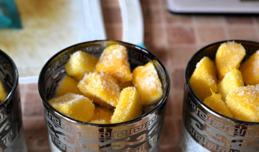 1. Этап. Чиа пудинг с манго: Сверху выложить замороженные кусочки манго.