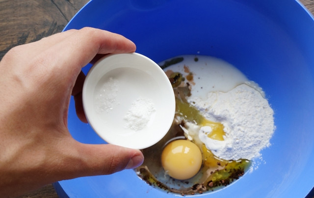 1. Этап. Кекс в микроволновке за 5 минут: Добавьте сахар, вбейте яйцо.