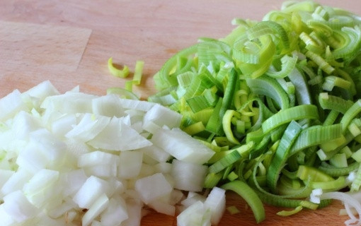 1. Этап. Суп из черемши: 1. Луковицу очищаем и измельчаем кусочками среднего размера, порей моем, отрезаем лишнюю часть и разрезаем стебель на 2 части, нарезаем полукольцами. Картошку чистим и моем, режем небольшими кусочками любой формы.