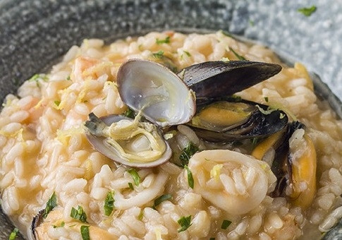 1. Этап. Рис с морепродуктами: Подаем к столу, украсив ракушками мидий и посыпав зеленью.