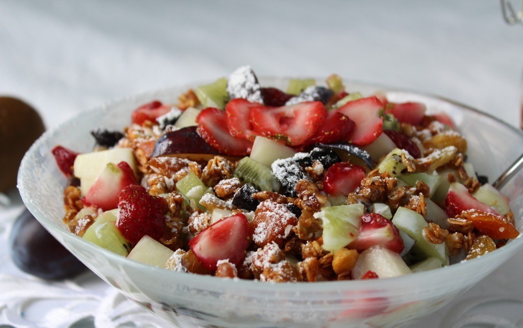 1. Stage. Fruit salad with crunchy granola: Decorate, sprinkle with powdered sugar and serve.