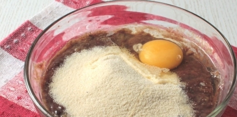 1. Этап. Печеночники с манкой: 3. Добавьте к фаршу сырое яйцо. Всыпьте манную крупу. Посолите и поперчите в зависимости от своего вкуса. Перемешайте. Оставьте на 15-20 минут при комнатной температуре, чтоб манка набухла.