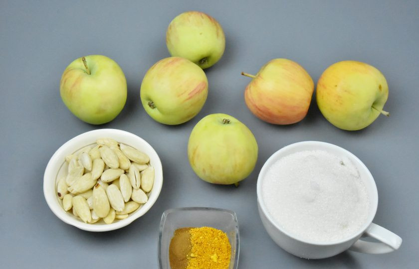 1. Этап. Яблочный сыр: Подготовьте продукты для приготовления яблочного сыра. Подойдут любые сорта яблок, разной степени зрелости. В качестве вкусовых добавок можно использовать любые специи на ваше усмотрение. Очень интересное сочетание дает добавление розового перца, розовой воды, имбирных цукатов, кардамона, ванили.