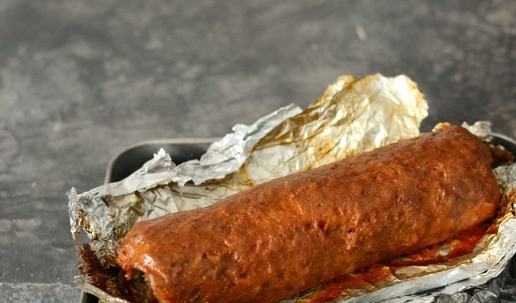 1. Этап. Рулет из утиного фарша с яйцом: Положите рулет на противень и отправьте в разогретую духовку. Готовьте 1 час при температуре 160-170°С. Затем фольгу разверните и подрумяньте рулет ещё около 20 минут. Чтобы у рулета была красивая корочка, после разворачивая его нужно смазать кетчупом при помощи кисти. Кетчуп даёт очень красивый колер.