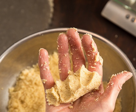 1. Этап. Грушевый пирог без глютена: 2. Оно должно получиться вот такой консистенции – хорошо лепиться в руках. Дополнить этот простой рецепт грушевого пирога без глютена можно также натуральными ароматизаторами: корицей, ванилью, цитрусовой цедрой.