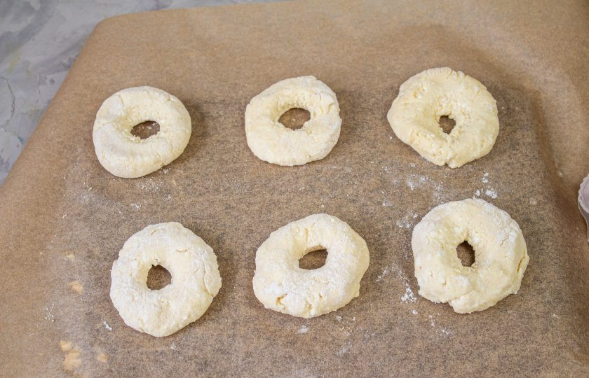 1. Этап. ПП пончики: Специальным приспособлением или пробкой от бутылки выдавите серединку у заготовок, формируя кольцо. Переложите на противень, выстеленный пергаментом и выпекайте в заранее разогретой духовке до 180 градусов 15-20 минут.