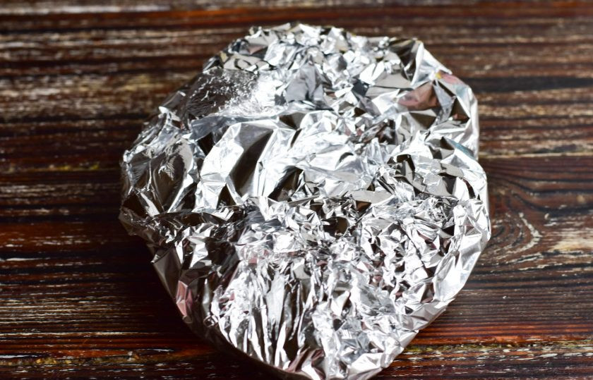 1. Этап. Крабовый салат как в Крошке-картошке: Заверните картофель в фольгу и отправьте в разогретую до 190 градусов духовку на 1 час.