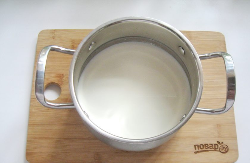 1. Этап. Бостонский кремовый пирог: Приготовьте заварной крем. В кастрюлю налейте молоко и поставьте на плиту.