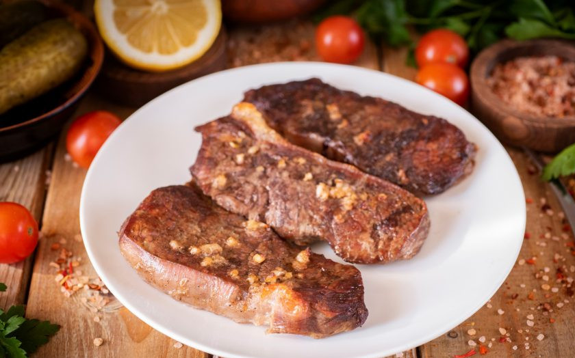 1. Этап. Антрекот в аэрогриле: Готовый антрекот выложите на тарелку и подавайте к столу горячим с любимым гарниром.