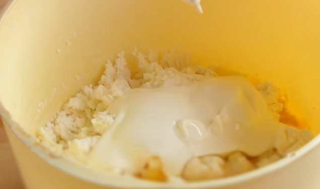 1. Этап. Творожный пирог с баклажанами: 6. Для начинки соедините творог, яйца, сметану, соль и погружным блендером взбейте до однородности. Затем добавьте тертый сыр и перемешайте.