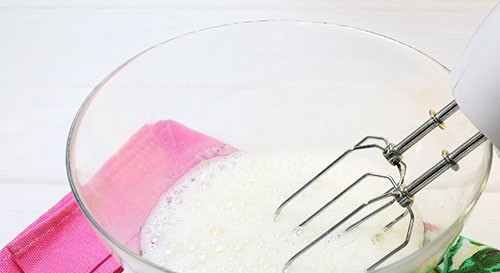 1. Этап. Торт Сникерс с безе: 5. Отдельно взбейте яйцо с молоком и растительным маслом без запаха.