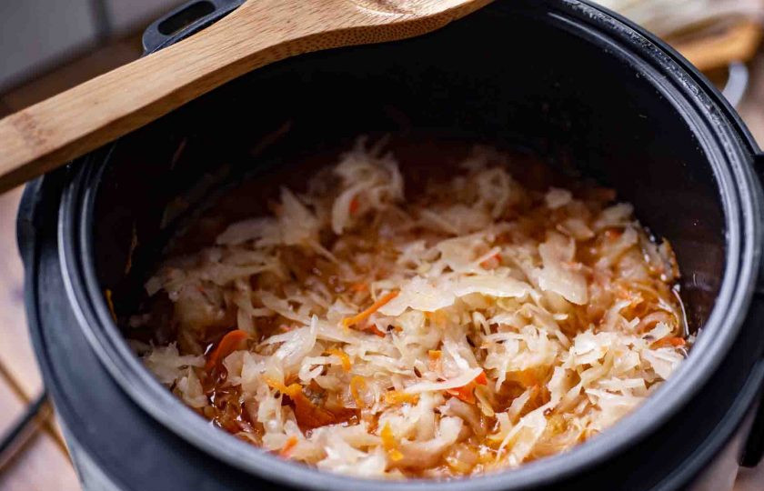 1. Этап. Бигус с черносливом в мультиварке: Выложите квашеную капусту в мультиварку.