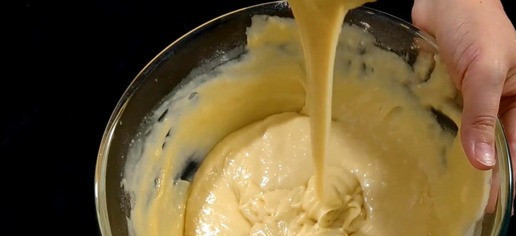 1. Этап. Сладкий рулет с джемом: Разбейте яйца в чашку. Добавьте сахарную пудру и щепотку соли. Взбейте Добавьте сгущённое молоко и разрыхлитель. Постепенно подсыпайте муку, контролируя консистенцию теста венчиком.