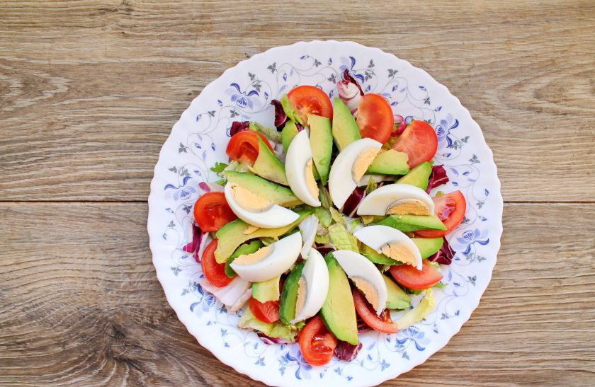 1. Этап. Салат с авокадо и лангустинами: Яйцо очистите и разрежьте на 6-8 долек. Добавьте в салат.