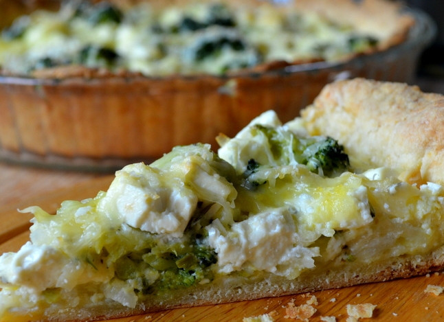 1. Этап. Киш с брокколи и сыром фета: Достаем пирог из духовки. Сыр сверху запекся, образовав аппетитную румяную корочку. Отрезаем кусочек и пробуем. Объедение!