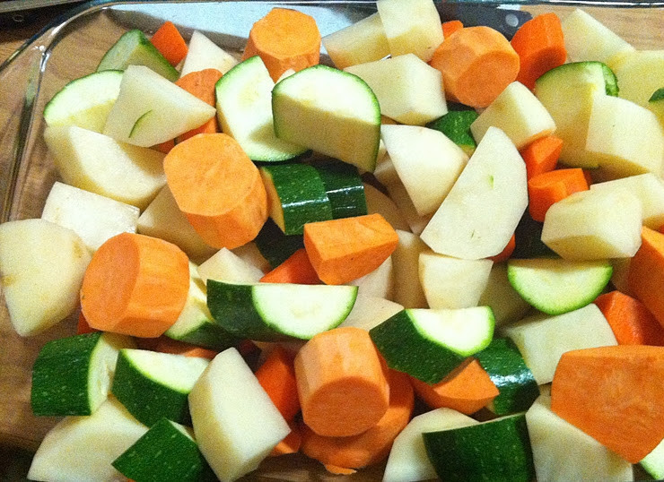 1. Этап. Картофель с овощами запеченный: 1. Чтобы приготовить картофель с овощами запеченный в домашних условиях достаточно иметь под рукой парочку овощей и несколько минут свободного времени. На подготовительный процесс придется потратить не более 10 минут. Для начала необходимо включить духовку и хорошо ее разогреть. Овощи нужно вымыть, просушить. Морковь и картофель следует очистить от кожуры и нарезать одинаковыми кусочками. Луковицу очистить и измельчить. Цукини нарезать не очищая от кожуры. Можно использовать также кабачки или баклажаны. Все овощи сложить в заранее приготовленную огнеупорную форму.