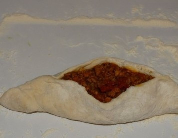 1. Этап. Свиха: И формируем вот такой вот пирожок или мясную ватрушку. Можно делать четырехугольными. Можно оставлять открытыми, как пиццу.