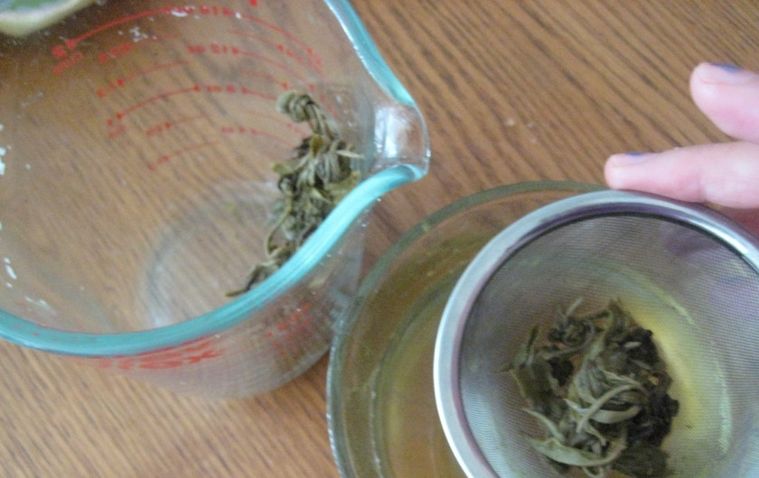 1. Этап. Рис с зеленым чаем: 1. Рис отварим со специями до готовности. А в 250 мл кипятка заварим чай. Крепкий чай выливаем к рису, и на маленьком огне томим, пока влага не уйдет, а рис не разбухнет.