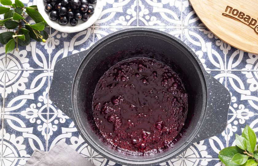 1. Этап. Черная смородина с агар-агаром на зиму: Затем проварите джем еще 1-2 минуты.