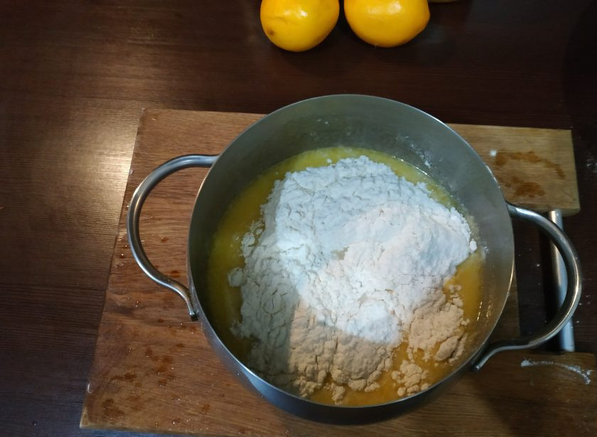 1. Этап. Торт Золотые купола: Когда вода с маслом прогреется, быстро всыпьте муку и энергично перемешайте. Так мы заварим наше тесто.