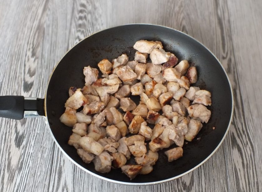 1. Этап. Плов в рукаве: Обжарьте на среднем огне, без масла, до появления румяной корочки. Переложите в чашу.