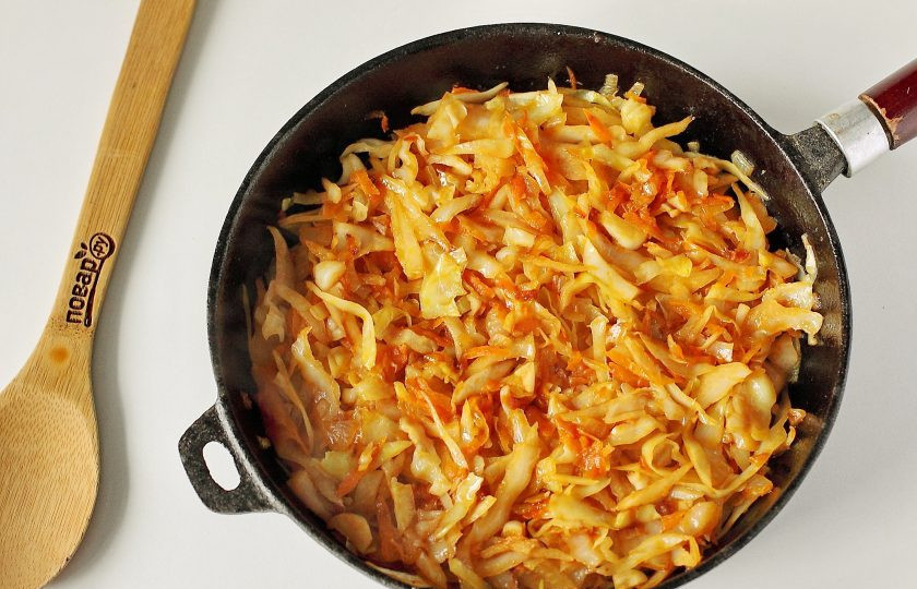 1. Этап. Тушеная капуста с перловкой: Тушите овощи периодически помешивая на небольшом огне до полной готовности. В процессе можно добавить немного воды.