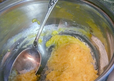 1. Этап. Мусака с бараниной: Быстро перемешать. Когда смесь слегка зарумянится, влить около литра горячего (именно горячего!) молока. Вливать нужно небольшими порциями, энергично размешивая, иначе смесь муки и масла не растворится в молоке, а образует комки. Продолжая помешивать, довести до кипения.