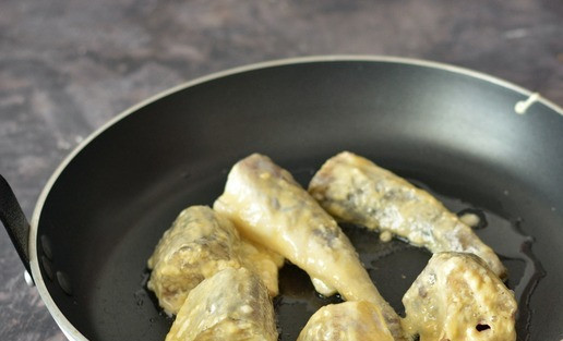 1. Этап. Жареная навага в муке и яйце: К этому времени вам нужно нагреть сквороду с маслом. И запанированные куски наваги в яйце отправлять в нагретое масло. Обжаривайте навагу на каждой стороне примерно по 8-10 минут на среднем огне. На первой стороне можно жарить под крышкой.